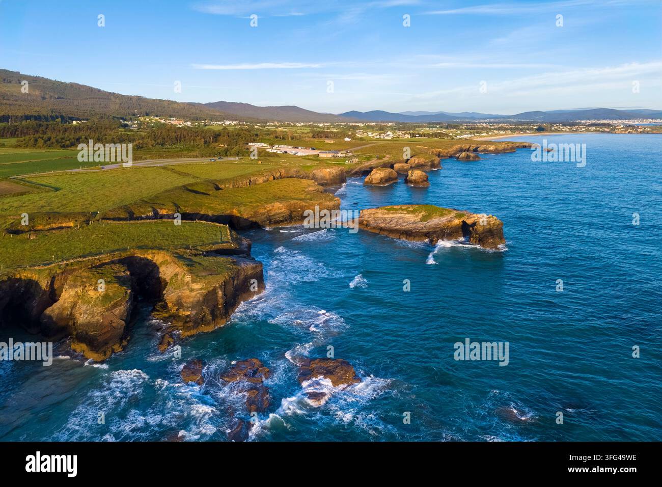 Vista delle scogliere di Praia das Catedrais all'alba in primavera con alta marea. Ribadeo, Galizia, Spagna, penisola iberica, Europa occidentale. Foto Stock