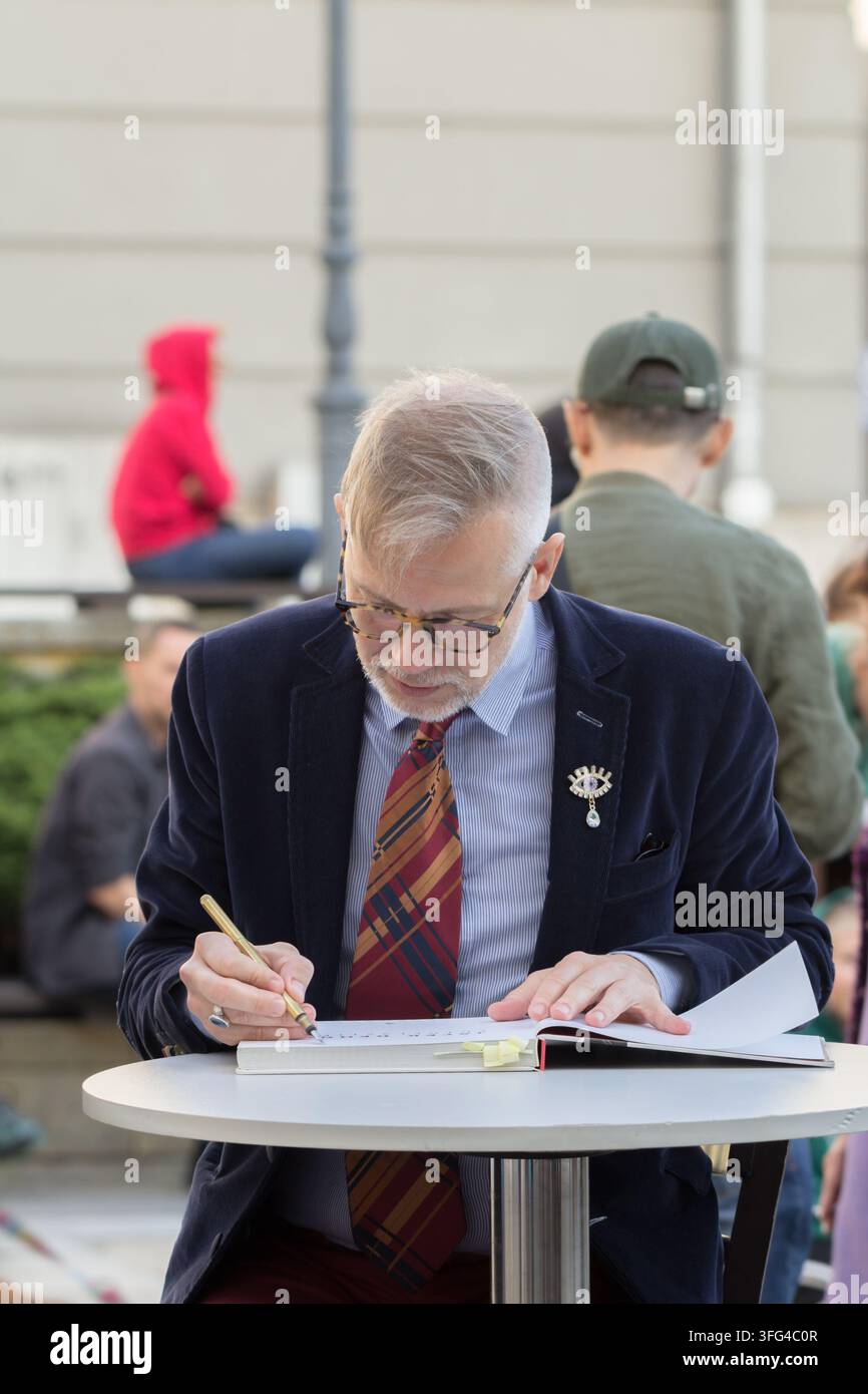 Jacek Dehnel autografa un libro per un lettore durante un festival letterario a Kielce, Polonia Foto Stock