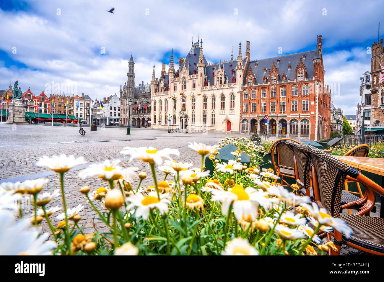 Tradizionali case colorate sulla piazza del mercato nel centro storico di Bruges, nel centro storico di Bruges, nella regione fiamminga, in Belgio Foto Stock