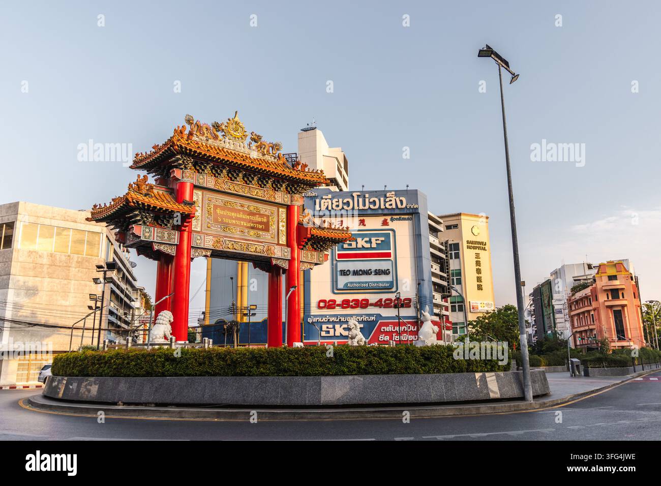 Cancello ornato in stile cinese su un'isola stradale del bordo strada a Bangkok Foto Stock