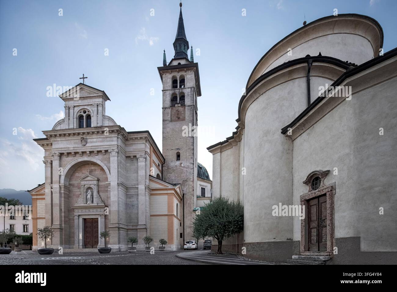 La Chiesa di Santa Maria Assunta a Villa Lagarina, un raro esempio di architettura barocca in Trentino, e l’Oratorio di San Giobbe. Italia. Foto Stock