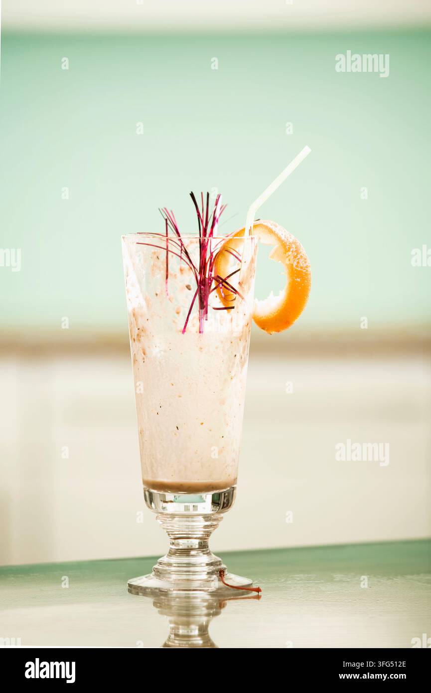 Bicchiere da cocktail quasi vuoto con decorazioni Foto Stock