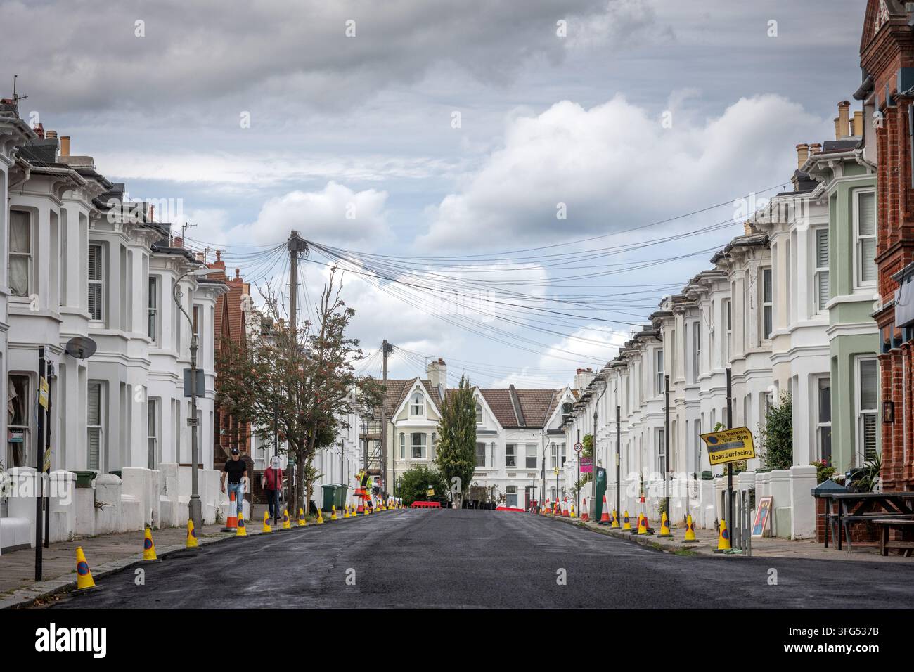 Brighton, 4 settembre 2026: Exeter Street dopo essere stata riasfaltata, senza auto parcheggiate Foto Stock
