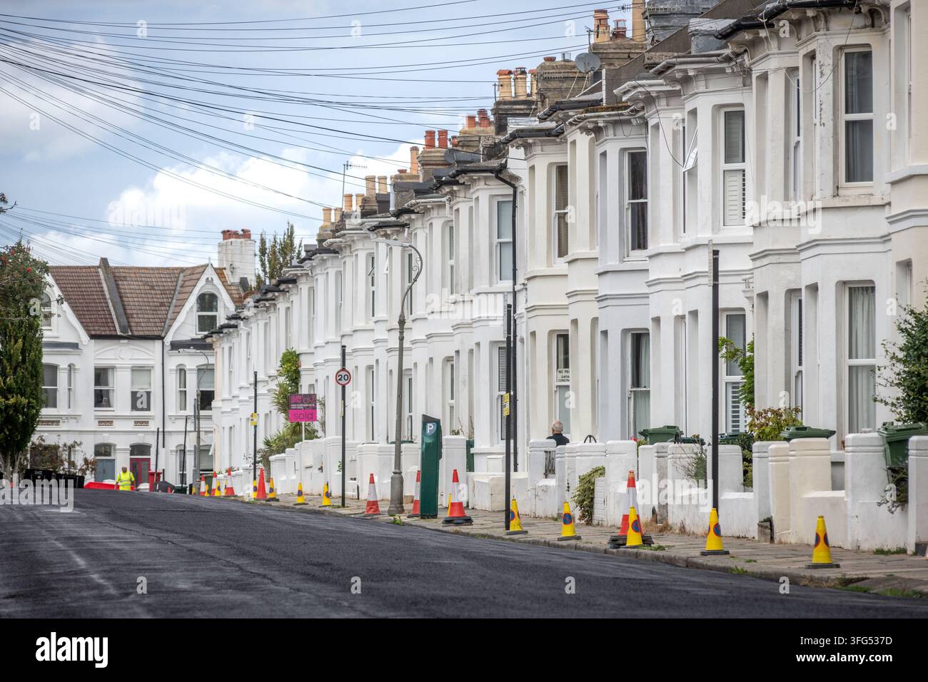 Brighton, 4 settembre 2026: Exeter Street dopo essere stata riasfaltata, senza auto parcheggiate Foto Stock
