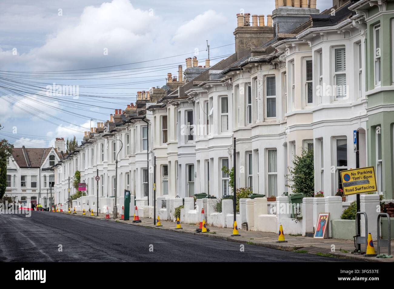 Brighton, 4 settembre 2026: Exeter Street dopo essere stata riasfaltata, senza auto parcheggiate Foto Stock