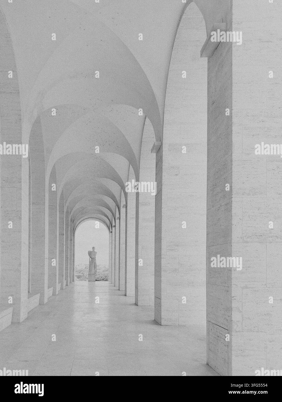 Interno minimalista luminoso di un'arena con statua classica a Roma Foto Stock