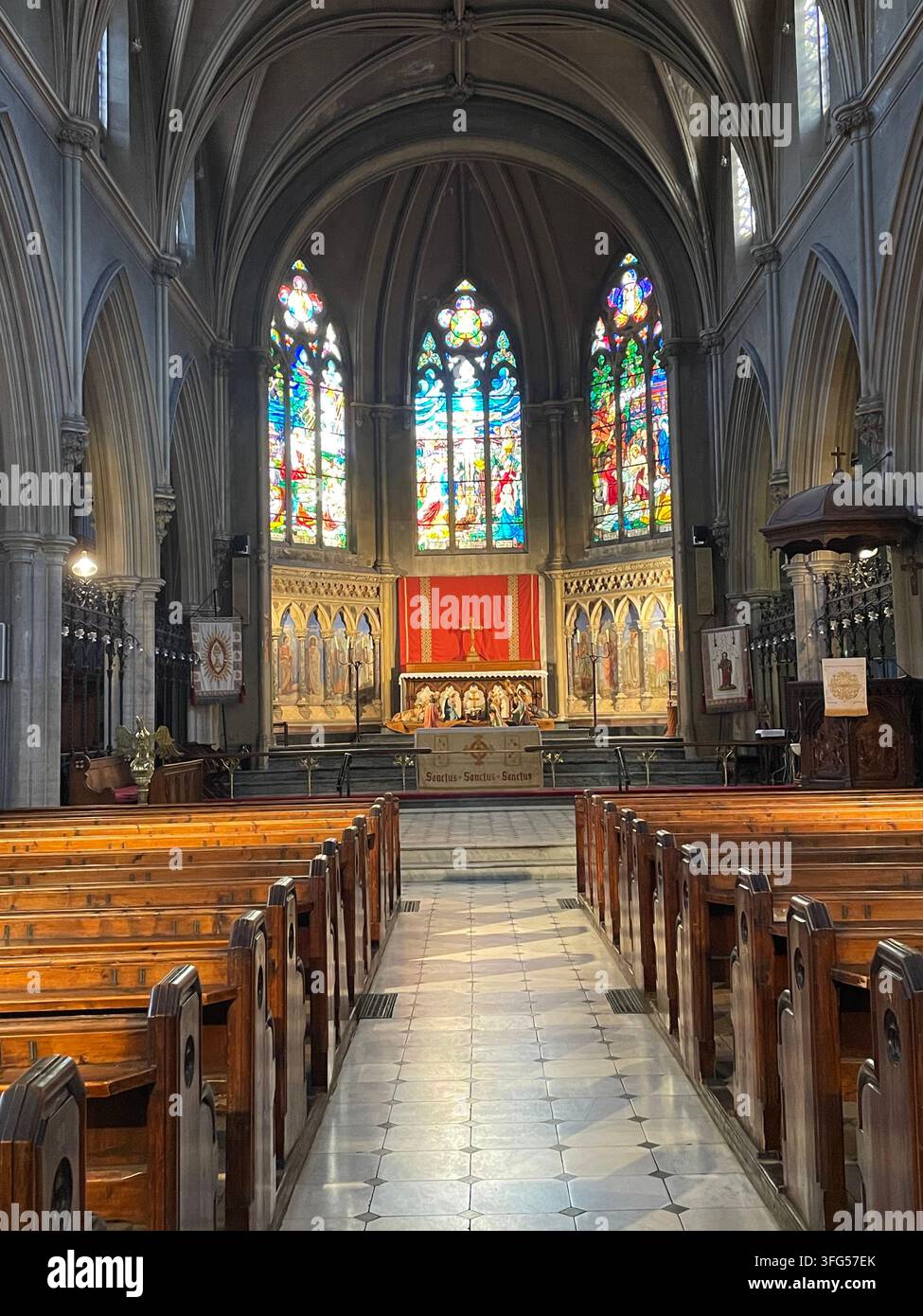 Nizza, Francia. Interno della chiesa anglicana della Santa Trinità del XIX secolo. - Immagine stock catturata con smartphone