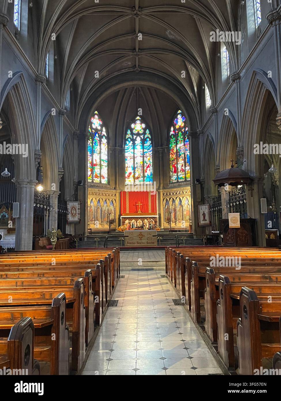 Nizza, Francia. Interno della chiesa anglicana della Santa Trinità del XIX secolo. - Immagine stock catturata con smartphone