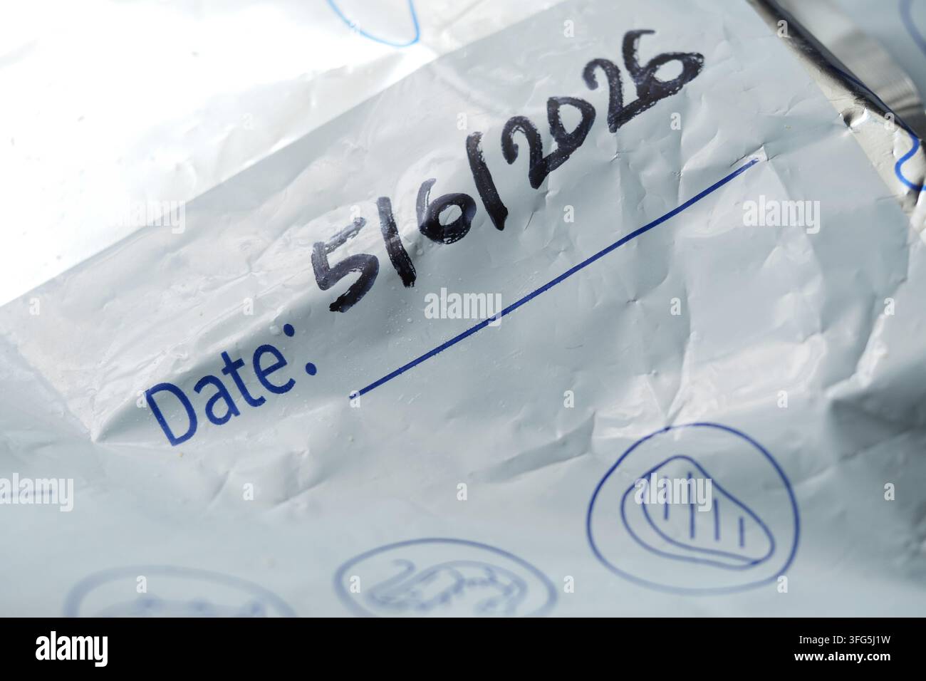 Data segnata su un materiale di imballaggio Foto Stock
