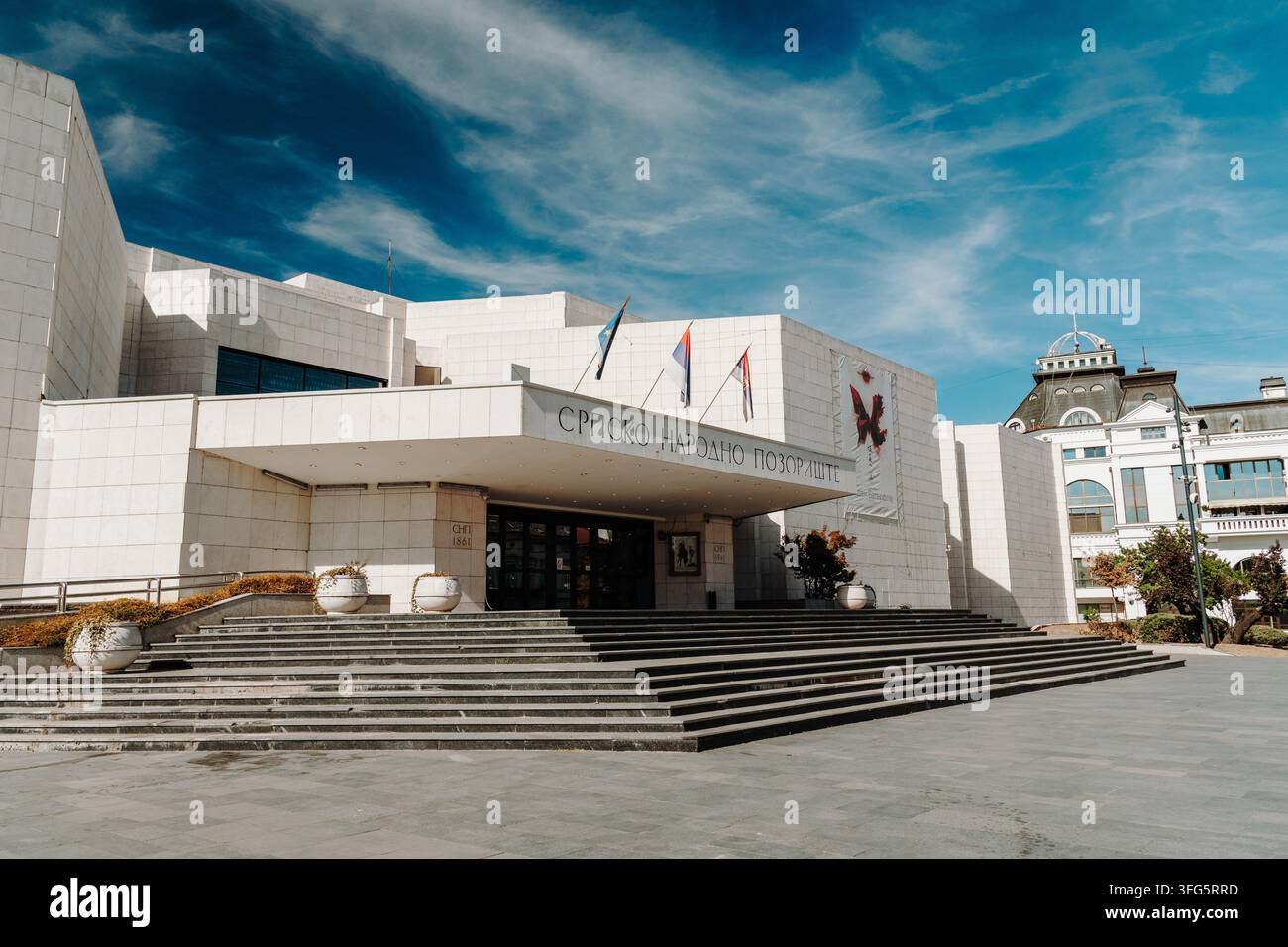 Novi Sad, Serbia – 9 settembre 2026. L’ingresso e le ampie scale del Teatro Nazionale Serbo si ergono sotto un cielo azzurro nel centro di Novi Sad Foto Stock