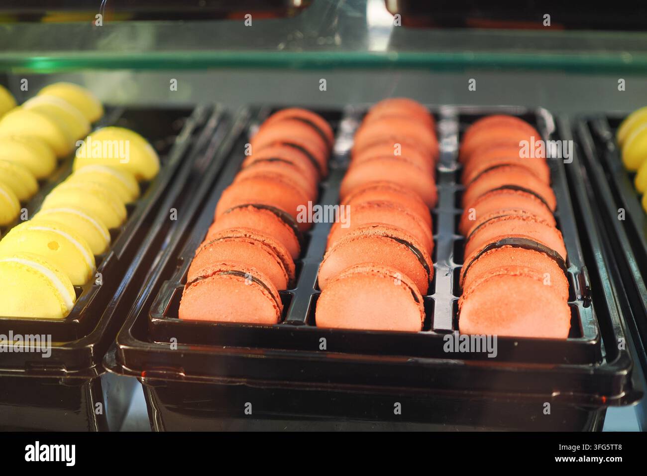 Macarons colorati esposti in una vetrina Foto Stock