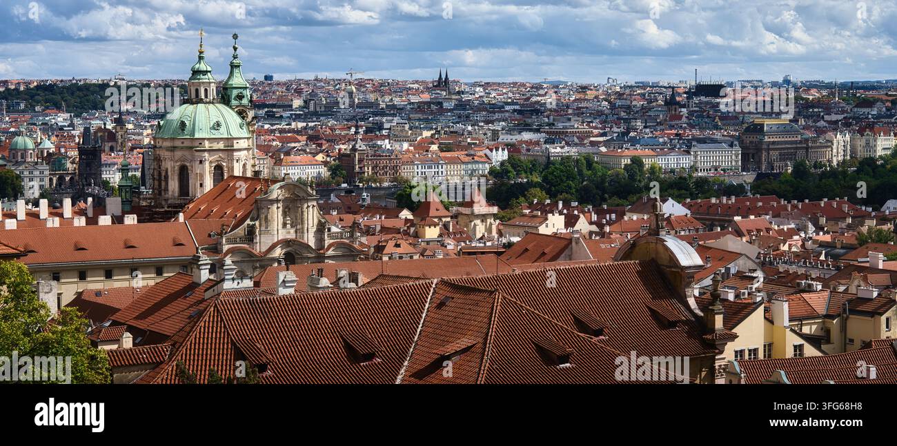 Ampia vista panoramica dei tetti rossi di Mala Strana con la cupola e il campanile della chiesa di San Nicola, skyline di Praga, Repubblica Ceca, cielo nuvoloso Foto Stock