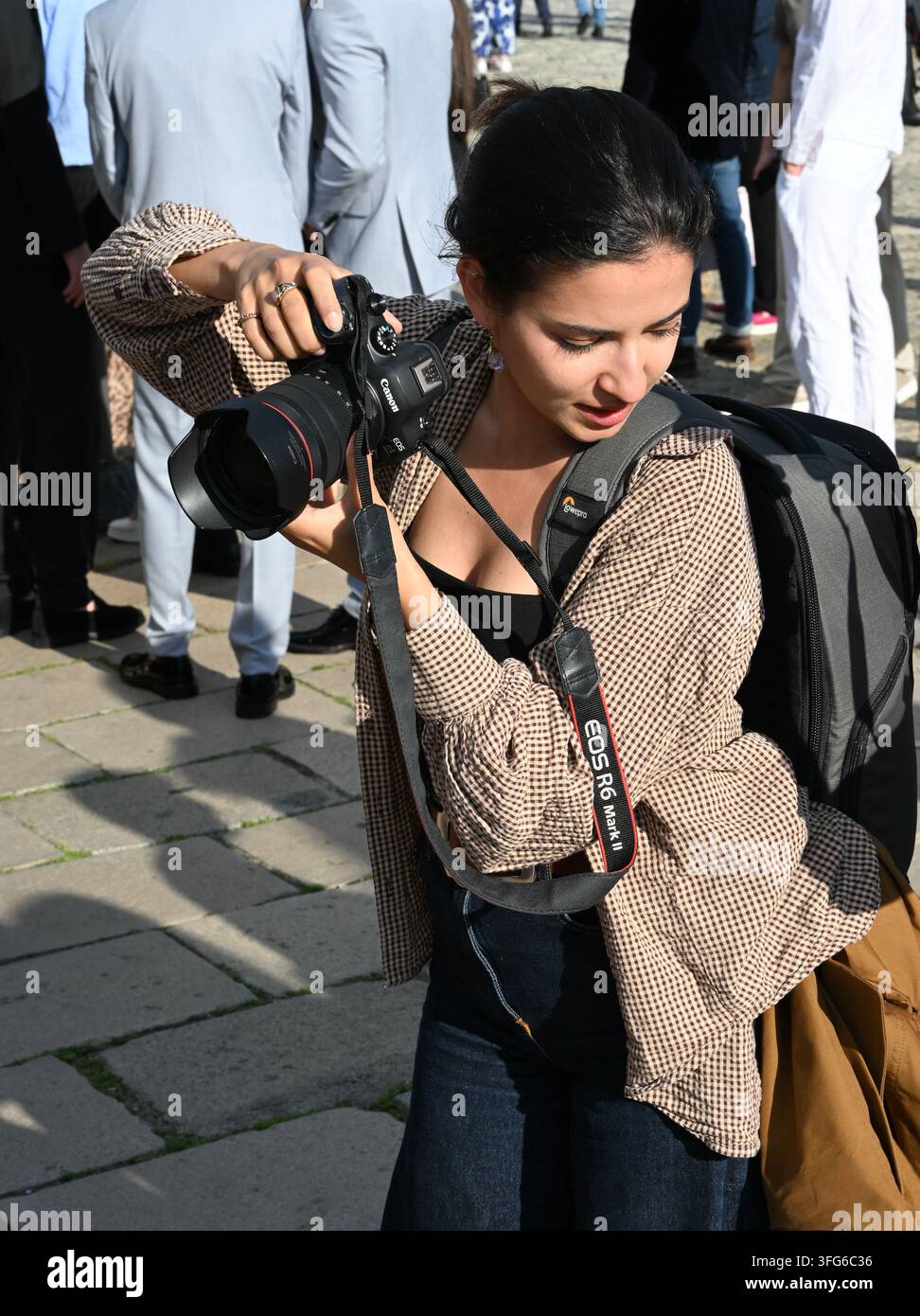 Fotografo femminile in azione. Foto Stock