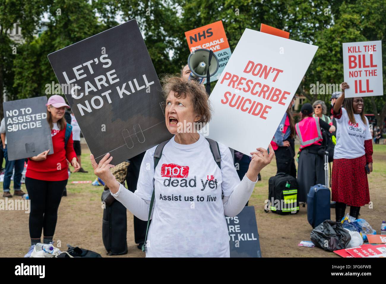 Londra, Regno Unito. 11 set, 2026. La Campagna per la Dignità nella Morte e i gruppi contrari al progetto di legge (incluso DPAC, ritratto nell’immagine mentre esprime le proprie preoccupazioni) organizzano contro-proteste fuori dal Parlamento mentre i membri del Parlamento decidono se rinviare nuovamente il Progetto di legge per gli Adulti in Fine di Vita (Fine della Vita) – soprannominato il Progetto di legge sul Suicidio Assistito. Lauren Edwards, parlamentare del Partito Laburista e sponsor del progetto di legge, chiede ai membri del Parlamento di inviare la stessa legge nuovamente alla Camera dei Lord, dove i pari possono ancora suggerire modifiche, ma non possono fermarne l’avanzamento. Credit: Guy Bell/Alamy Live News Foto Stock
