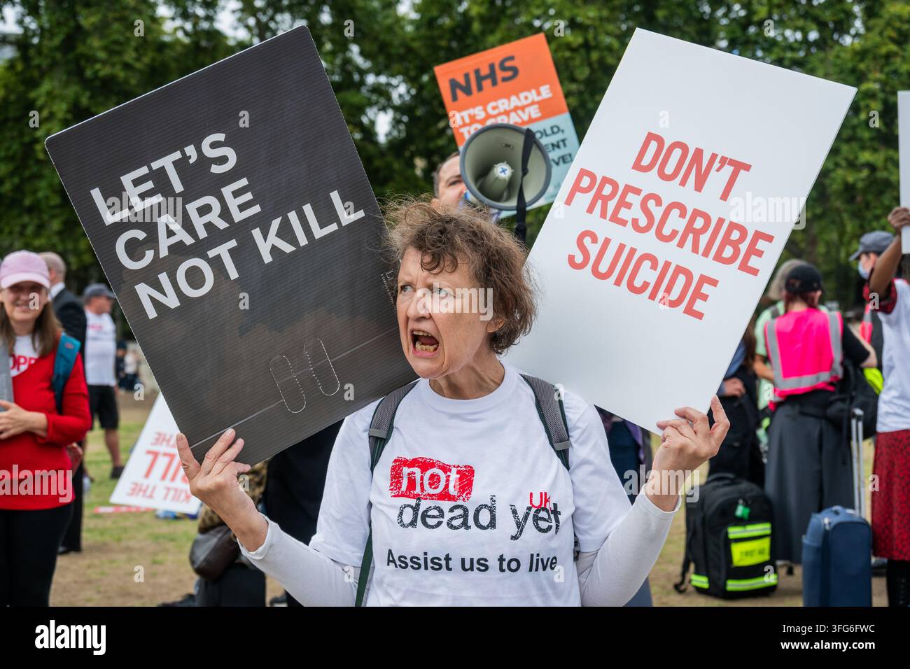 Londra, Regno Unito. 11 set, 2026. La Campagna per la Dignità nella Morte e i gruppi contrari al progetto di legge (incluso DPAC, ritratto nell’immagine mentre esprime le proprie preoccupazioni) organizzano contro-proteste fuori dal Parlamento mentre i membri del Parlamento decidono se rinviare nuovamente il Progetto di legge per gli Adulti in Fine di Vita (Fine della Vita) – soprannominato il Progetto di legge sul Suicidio Assistito. Lauren Edwards, parlamentare del Partito Laburista e sponsor del progetto di legge, chiede ai membri del Parlamento di inviare la stessa legge nuovamente alla Camera dei Lord, dove i pari possono ancora suggerire modifiche, ma non possono fermarne l’avanzamento. Credit: Guy Bell/Alamy Live News Foto Stock