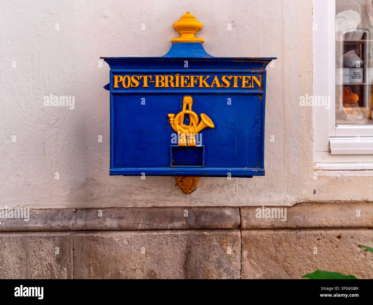 Cassetta delle poste autentica in stile vintage per uso commerciale nel branding, nei viaggi o nella documentazione del sistema postale con spazio di copia chiaro. Foto Stock