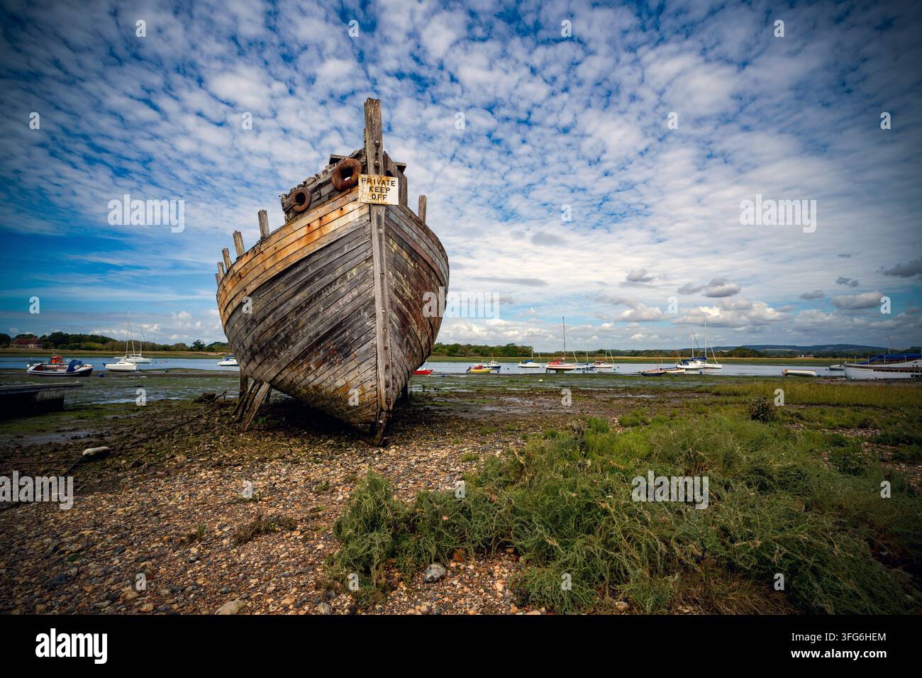 Vecchia barca di legno abbandonata a Dell Quay, Chichester Harbour, Chichester, West Sussex, Inghilterra, Regno Unito Foto Stock