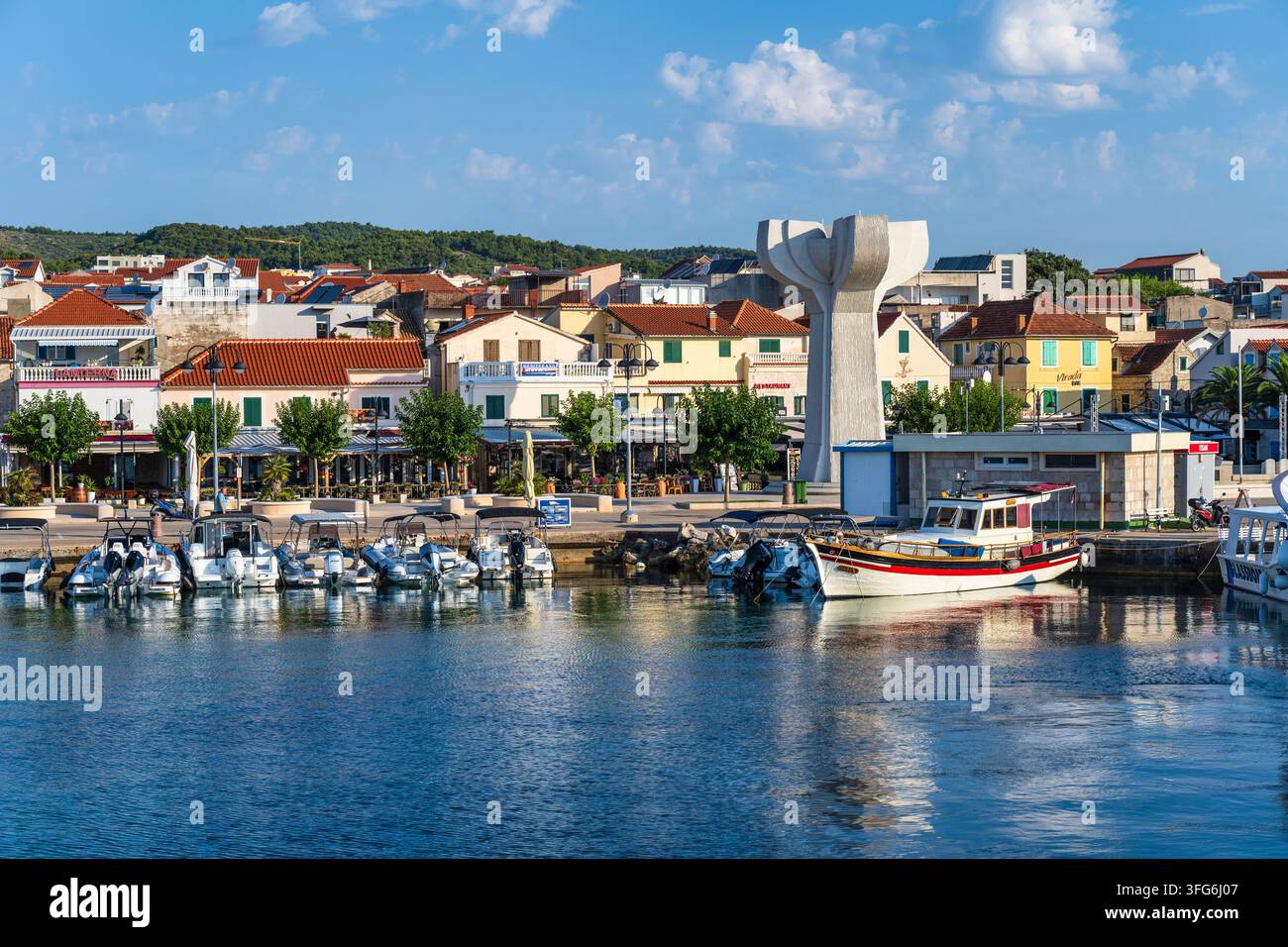 Barche ormeggiate nel porto di Vodice sulla costa dalmata della Croazia Foto Stock