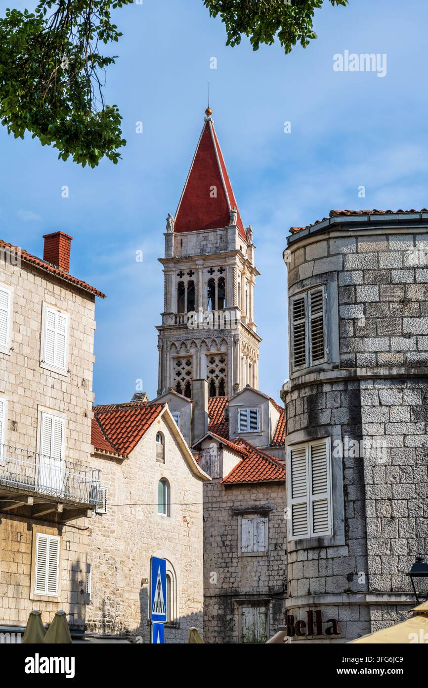 Campanile della Cattedrale di San Lorenzo dal cancello settentrionale della città vecchia di Trogir sulla costa dalmata della Croazia Foto Stock