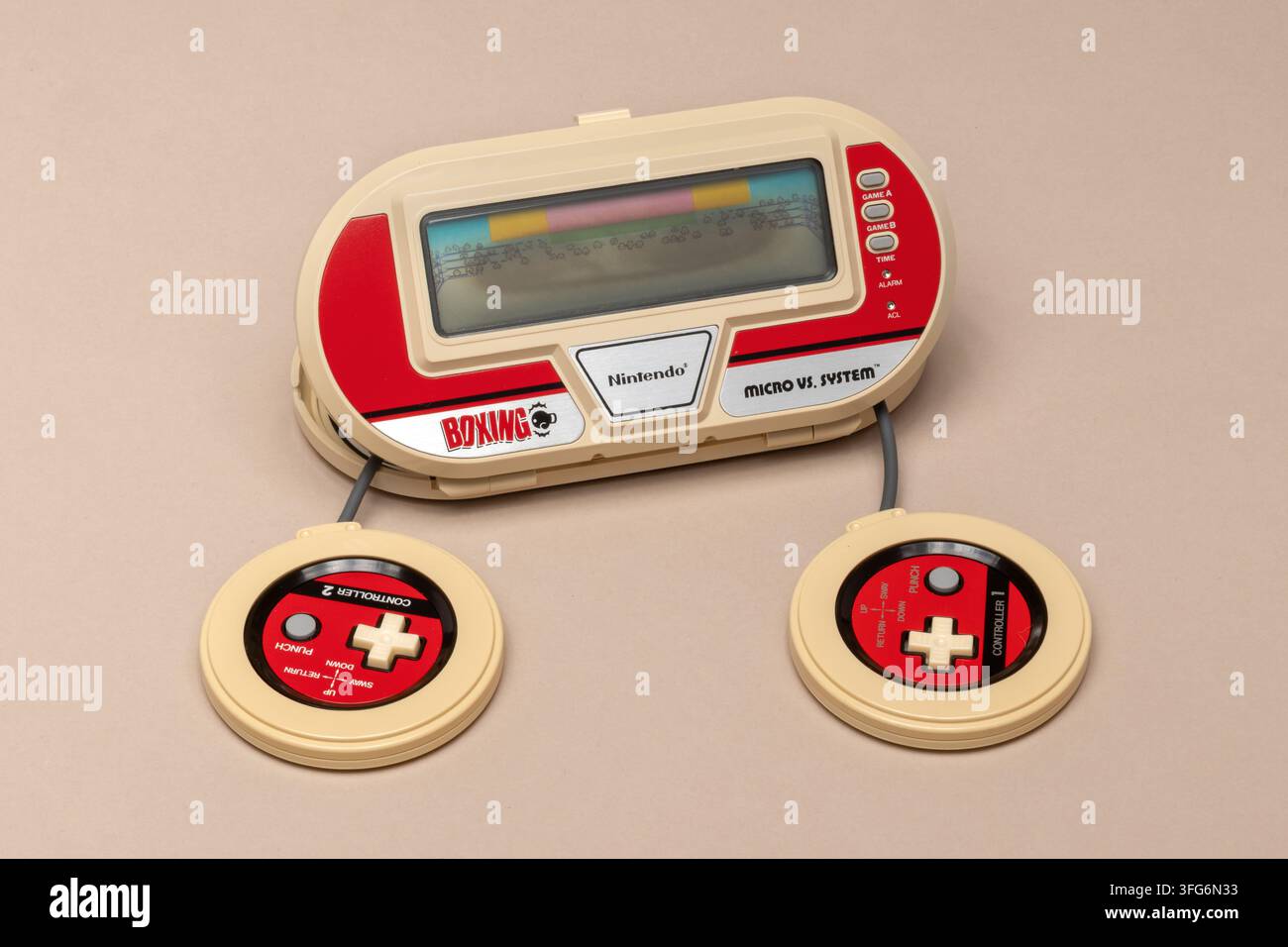 Pavia, Lombardia, Italia – 30 marzo 2026: Console da gioco portatile Nintendo Game & Watch Boxing che offre un classico intrattenimento retrò degli anni '80 Foto Stock