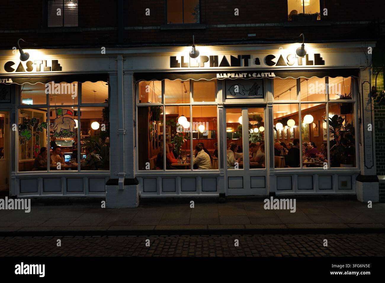 Dublino, Irlanda – 20 marzo 2023: Ristorante e bar di Dublino illuminati di notte Foto Stock