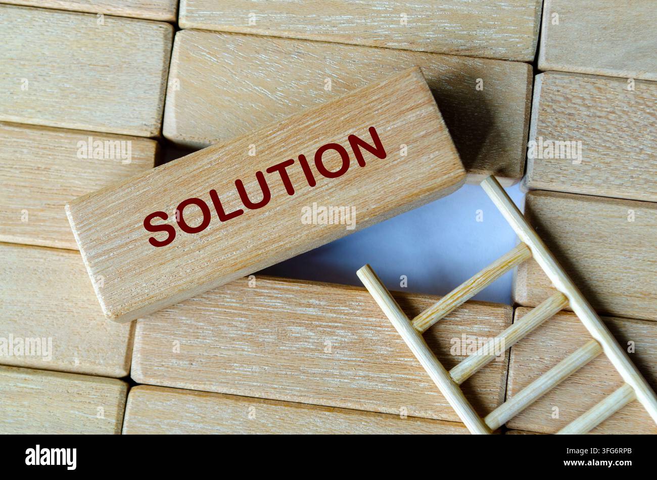 Blocchi di legno etichettati soluzione che rappresentano la risoluzione strategica dei problemi e il processo decisionale pratico. Foto Stock