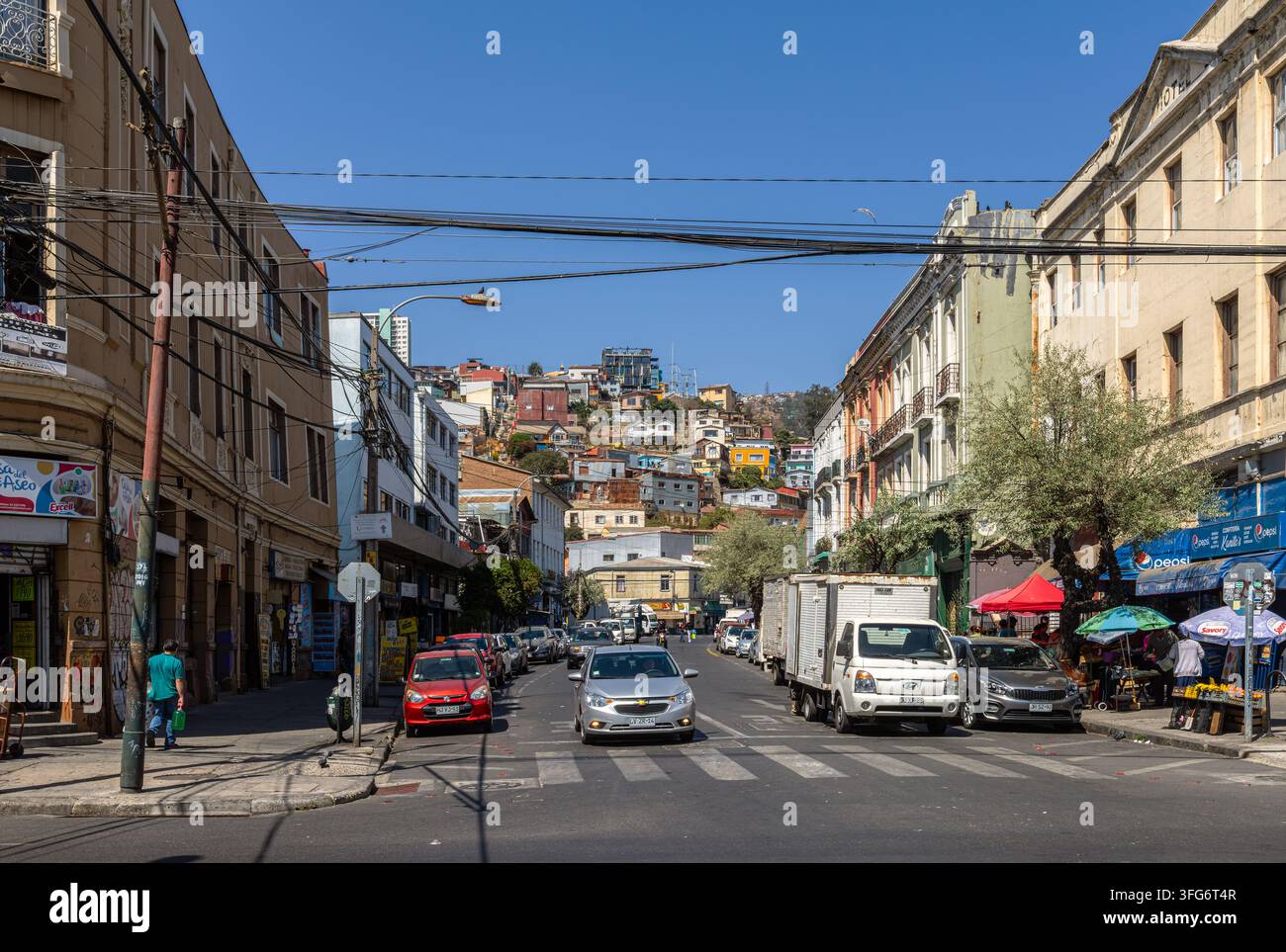 Strada nel centro della città portuale cilena di Valparaíso Foto Stock