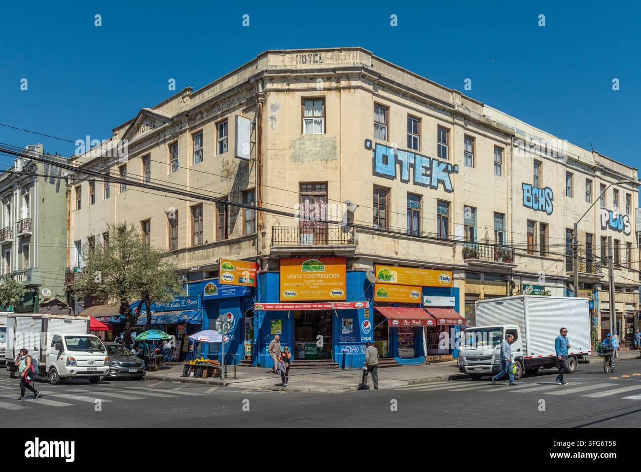 Strada nel centro della città portuale cilena di Valparaíso Foto Stock