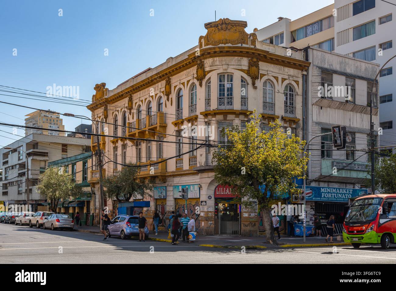 Strada nel centro della città portuale cilena di Valparaíso Foto Stock