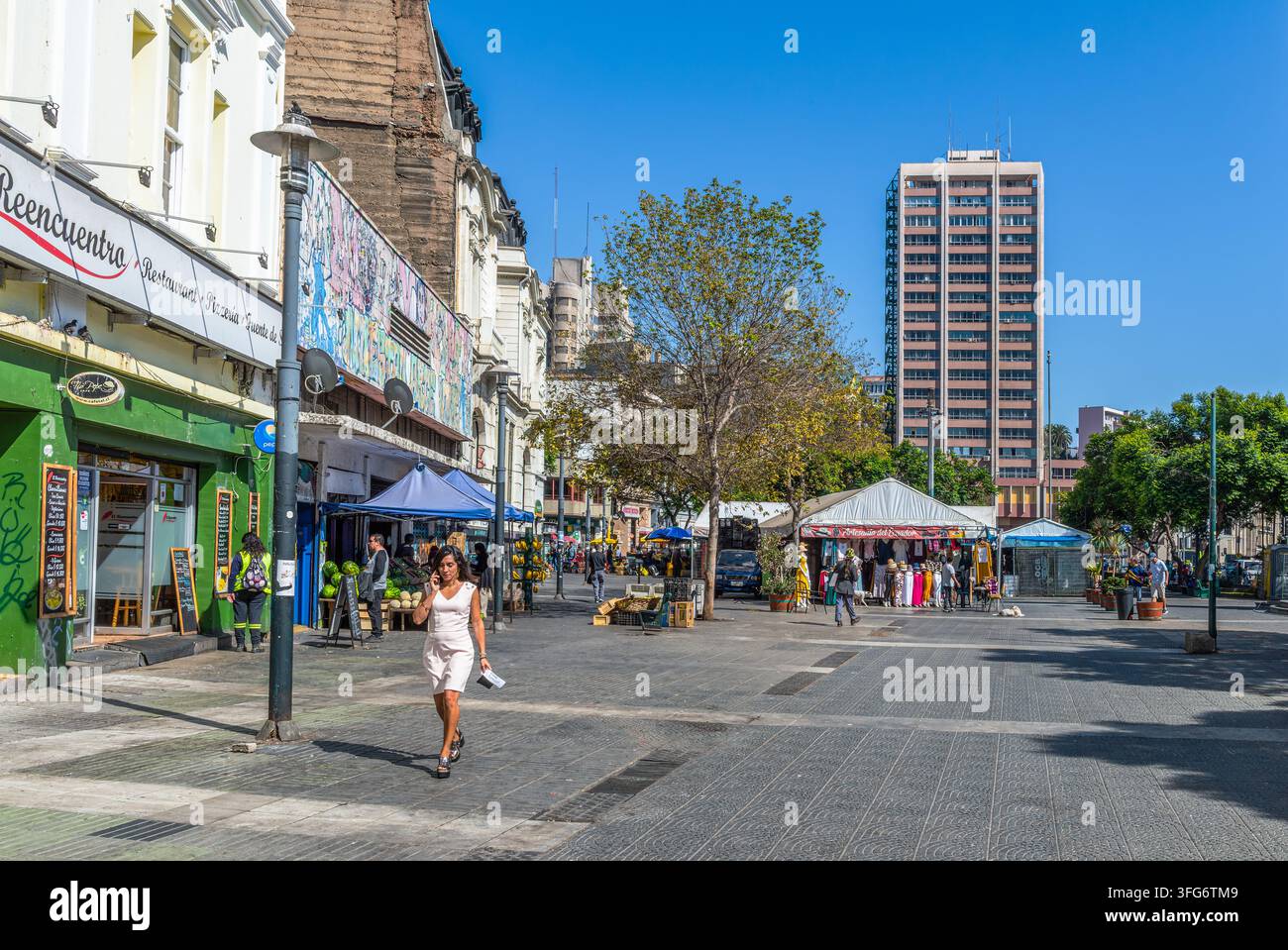 Strada nel centro della città portuale cilena di Valparaíso Foto Stock