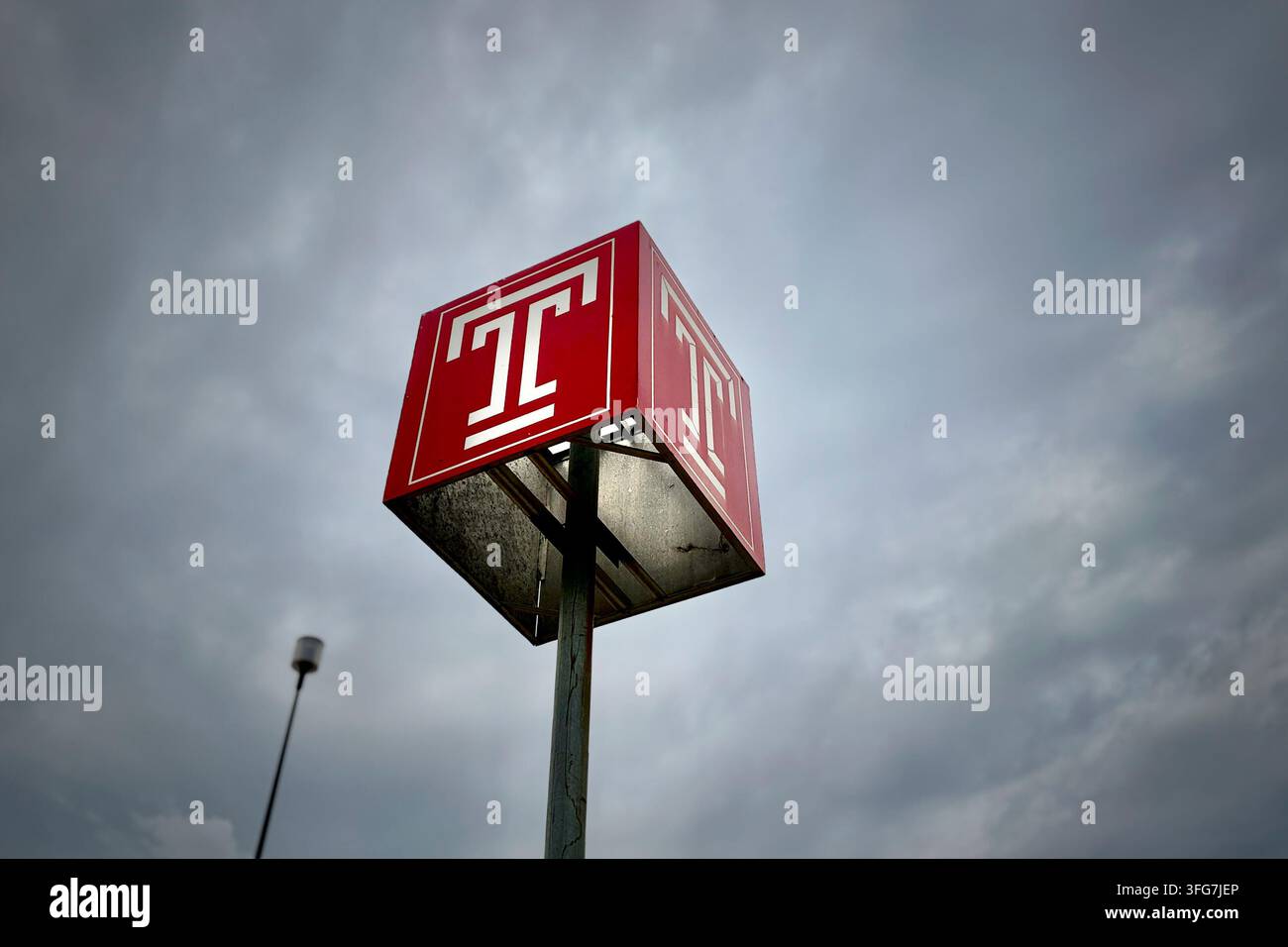 Un marcatore dell'Università Temple contro un cielo cupo, lungo Broad Street nel quartiere di North Philadelphia a Filadelfia, PA, USA l'11 settembre - Immagine stock catturata con smartphone
