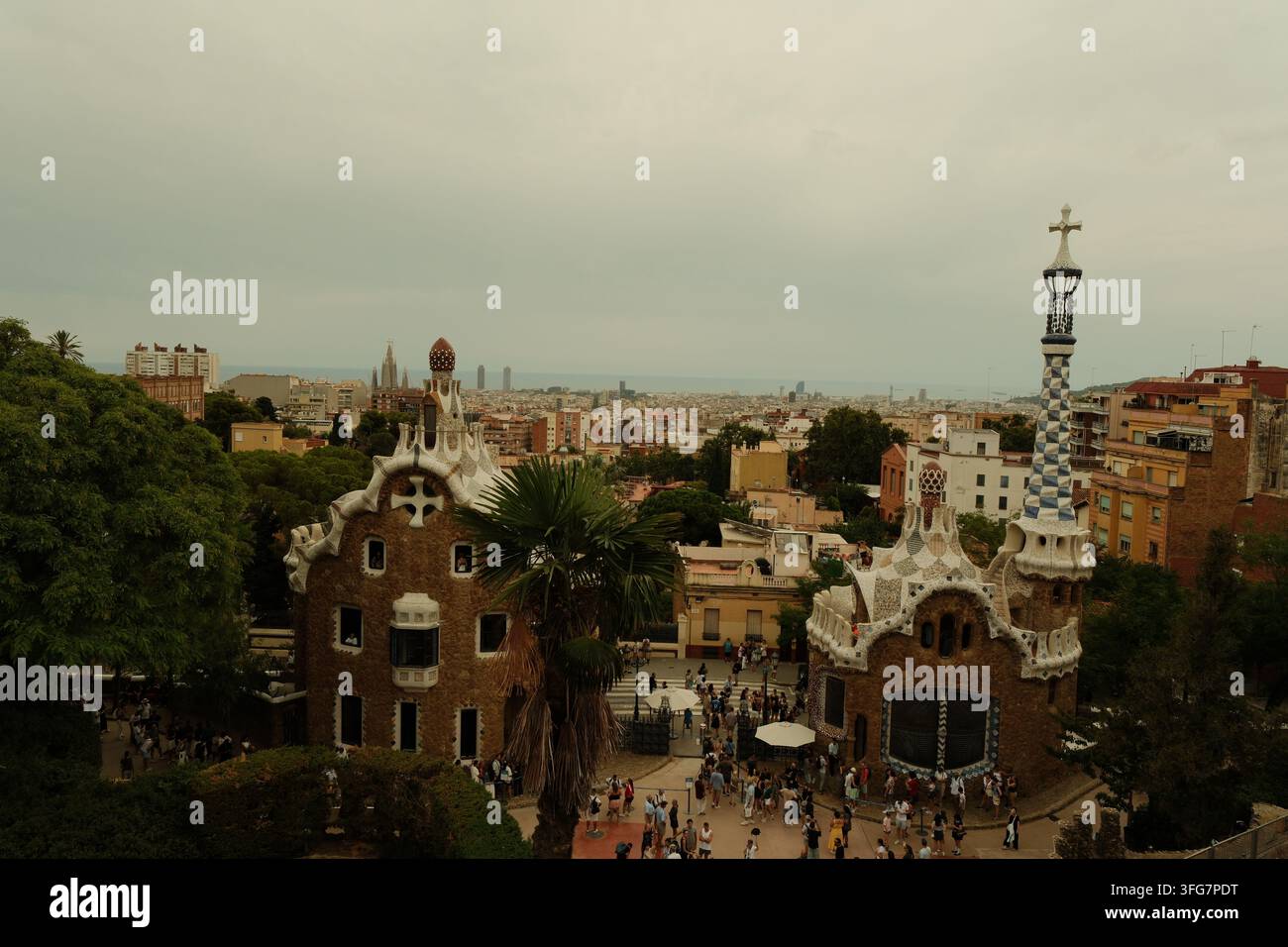 Vedute panoramiche di una città costiera mediterranea con palme, un cielo al crepuscolo vivace al tramonto, architettura portuale marina e cielo urbano illuminato di notte Foto Stock