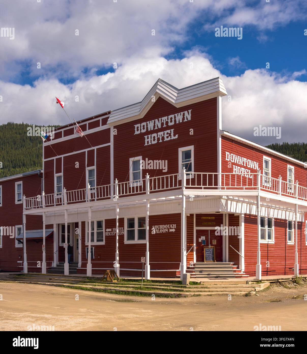Esterno del Downtown Hotel a Dawson City, Yukon, Canada, un edificio rosso e bianco distintivo nella storica città di Klondike. Foto Stock