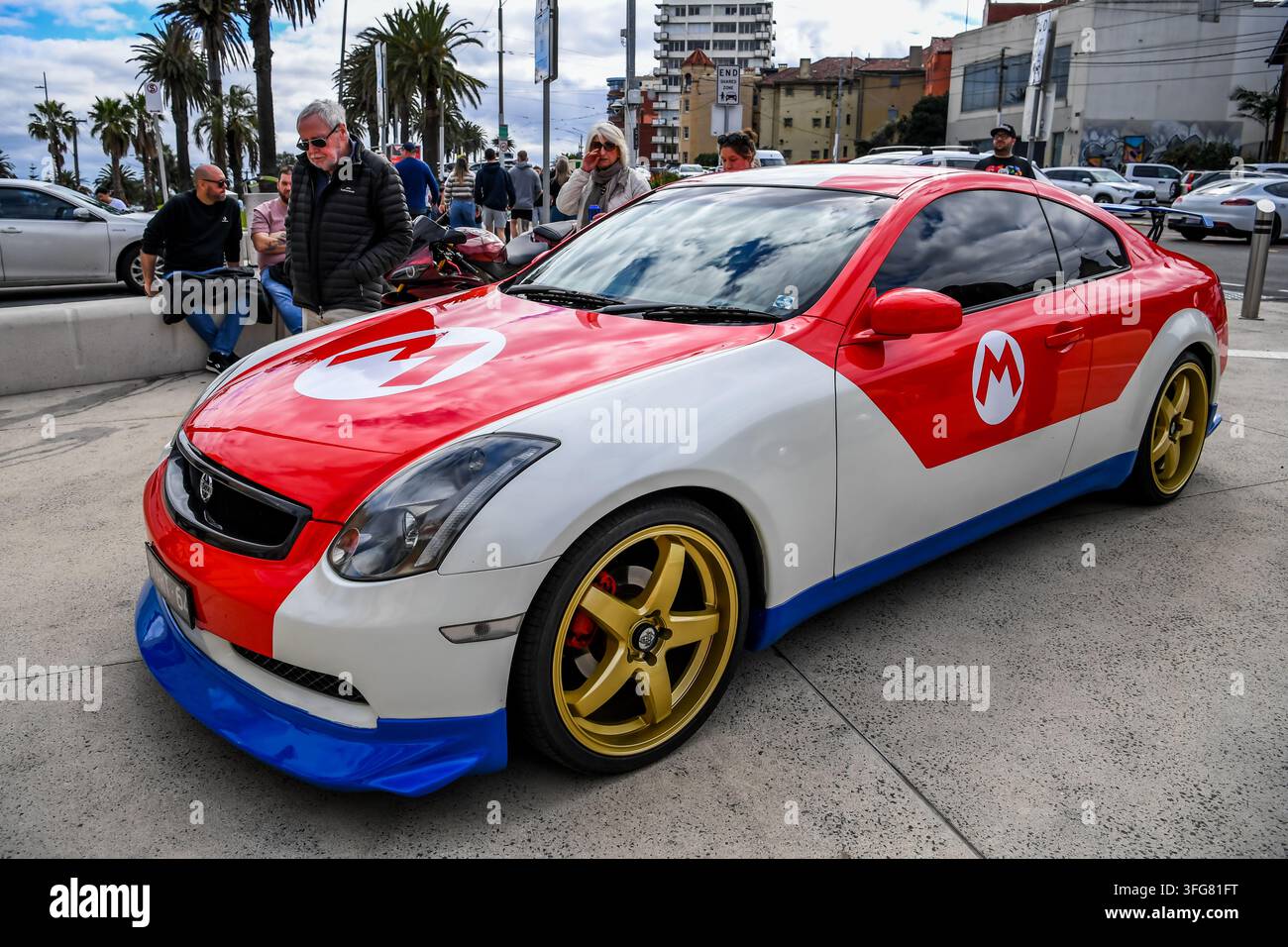 Una Nissan Skyline V35 a tema Super Mario è stata vista al 13° Acland Street Classic and Exotic Car and Bike Show nel famoso quartiere di intrattenimento di Acland Street a St. Kilda, a Melbourne. Foto Stock