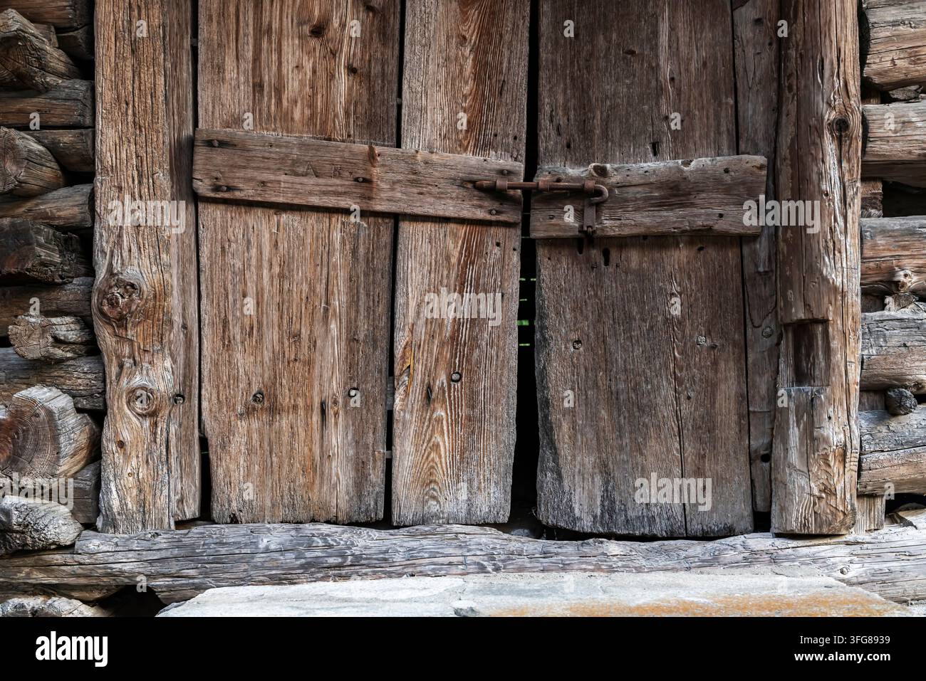 Porta del fienile con chiavistello su un fienile storico. Coltura, Stampa, Bregalia, Cantone dei Grigioni, Svizzera Foto Stock