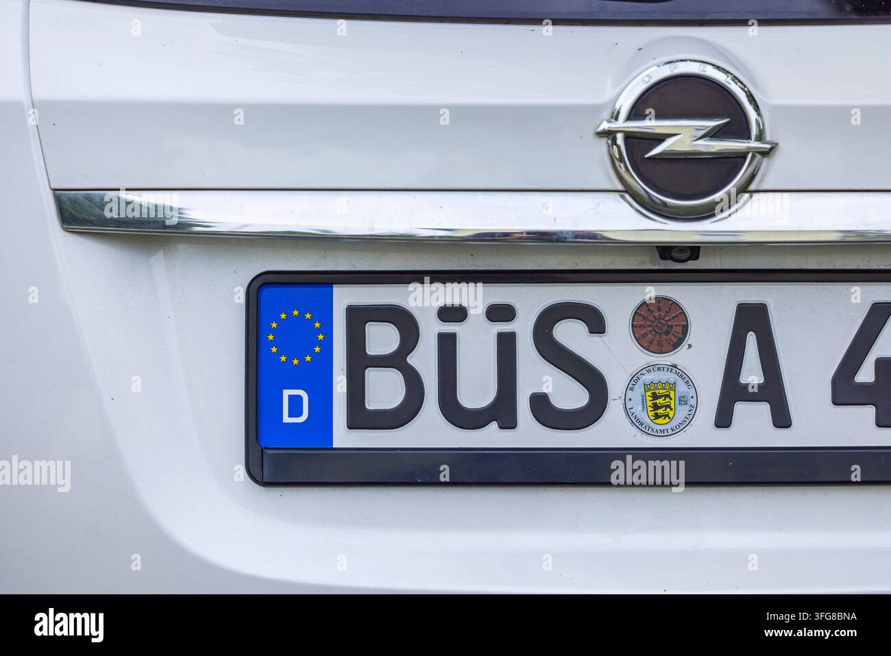 Secondo il trattato statale, Buesingen ha la sua targa. Il distretto di registrazione con la targa BUeS è il più piccolo della Germania. Foto Stock