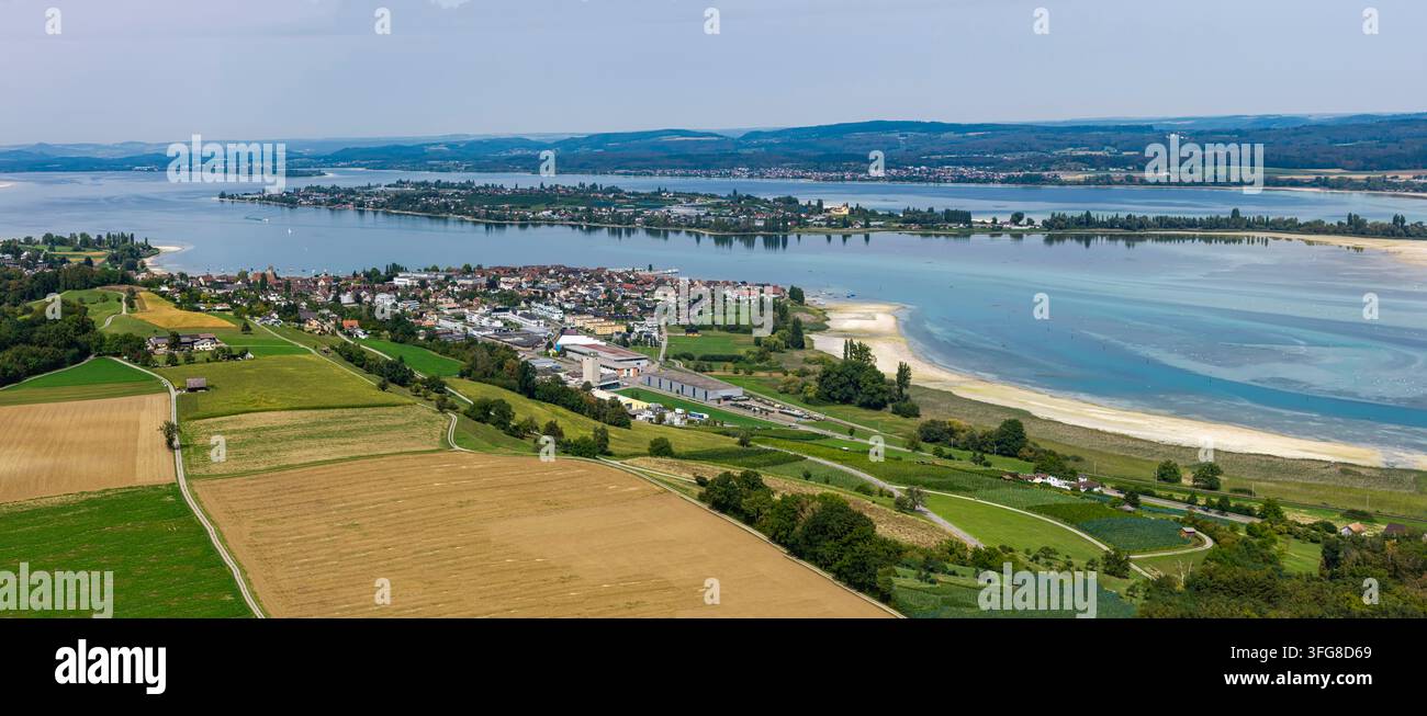Vista dell'isola di Reichenau nel lago di Costanza. A destra, il Reichenauer Damm con platani, parte della via tedesca Allenstrasse. In primo piano Foto Stock