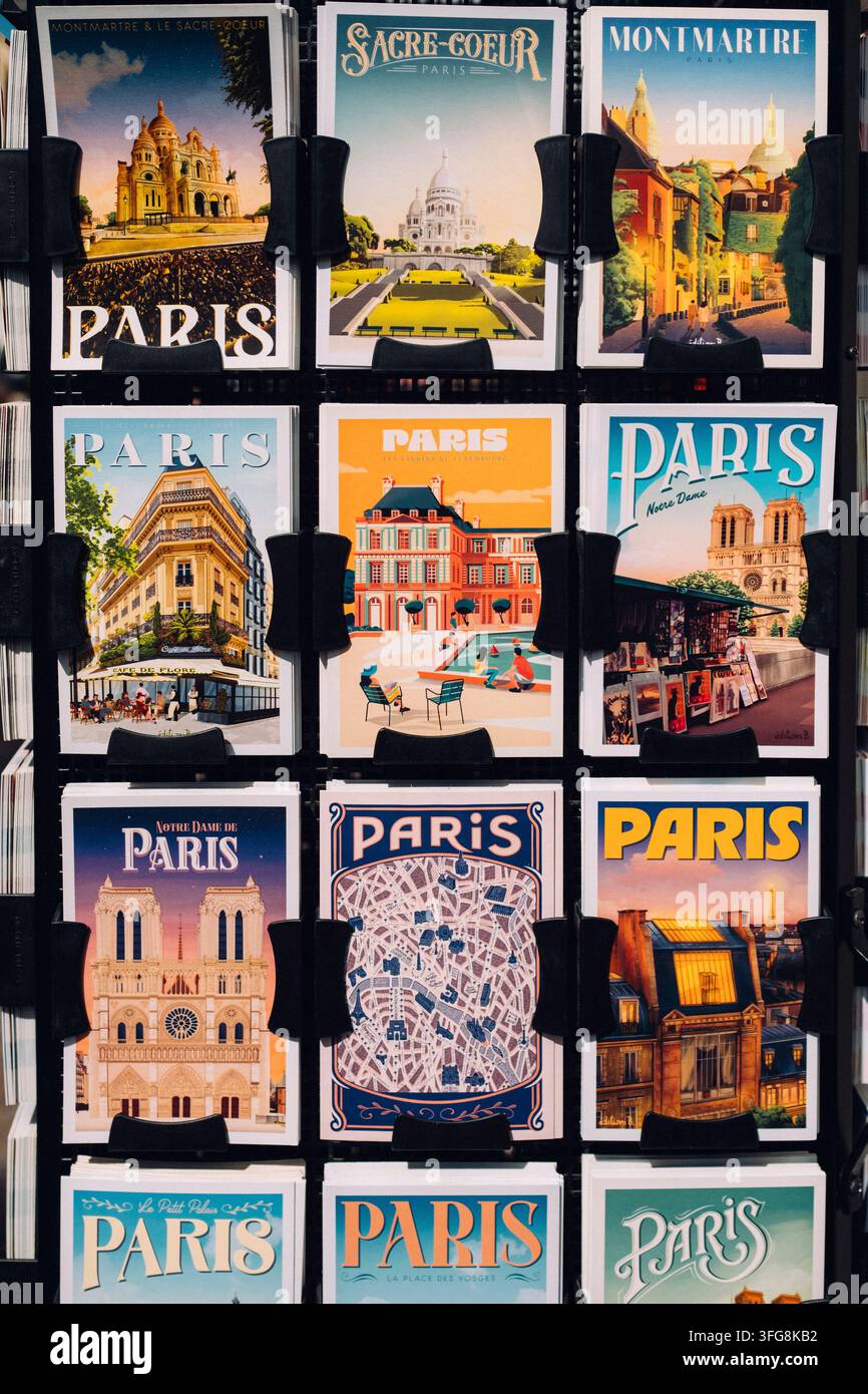 Una varietà di cartoline souvenir con motivi parigini e tipografia nostalgica, chiaramente disposte fianco a fianco in una panoramica di immagini digitali. Montmartre, P Foto Stock