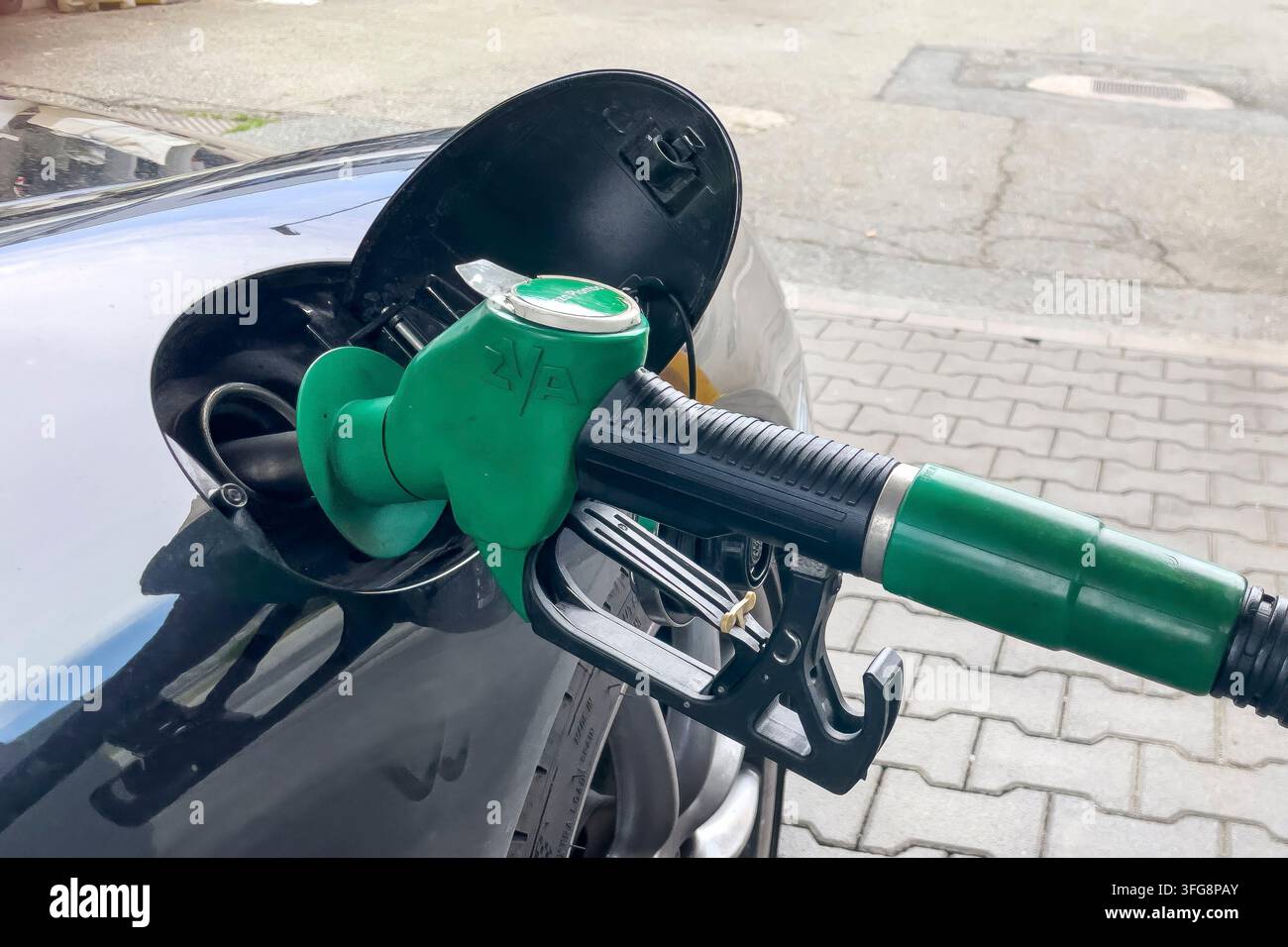 Primo piano della valvola di erogazione automatica ZVA sulla pompa di benzina Pompa di carburante durante il rifornimento delle auto viene rifornita rifornimento da auto, internazionale Foto Stock