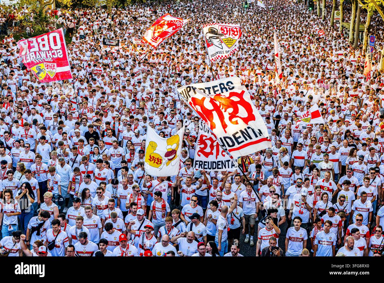Prima partita casalinga della stagione 2026-2027 contro il FC Colonia: i tifosi del VfB Stoccarda entrano nello stadio come una carovana di Cannstatt. Ben oltre i 10000 Foto Stock