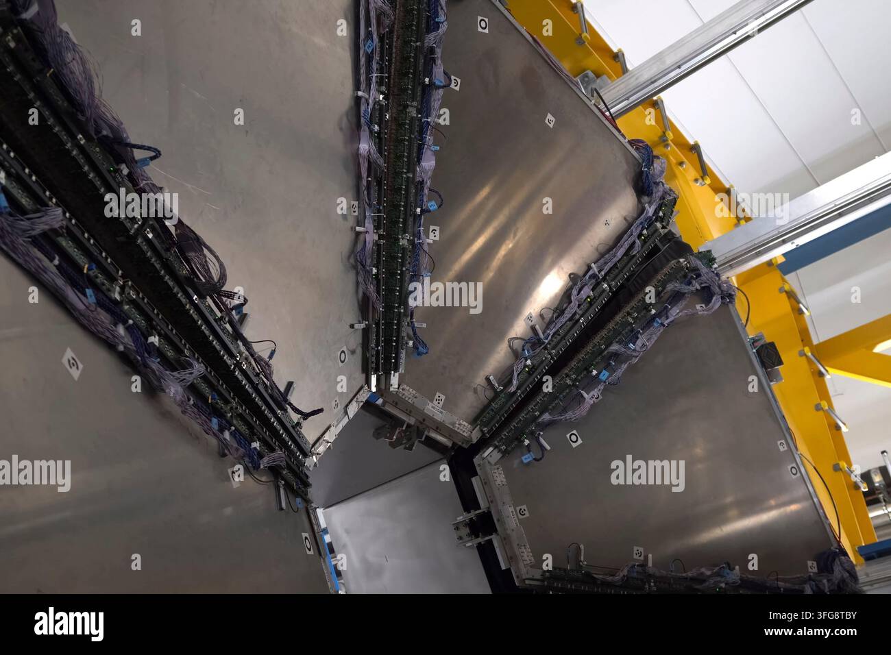 Un analogo del collisore ad hadron, attrezzatura high-tech per la fisica nucleare e lo studio dell'energia delle particelle. Dubna, Russia Foto Stock