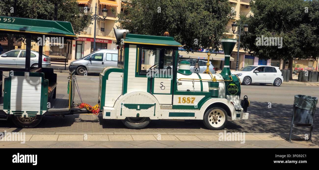 Treno stradale turistico parcheggiato in una strada cittadina di Guadix. Guadix, provincia di Granada, Andalusia, Spagna, 4 set. 2026. - Immagine stock catturata con smartphone