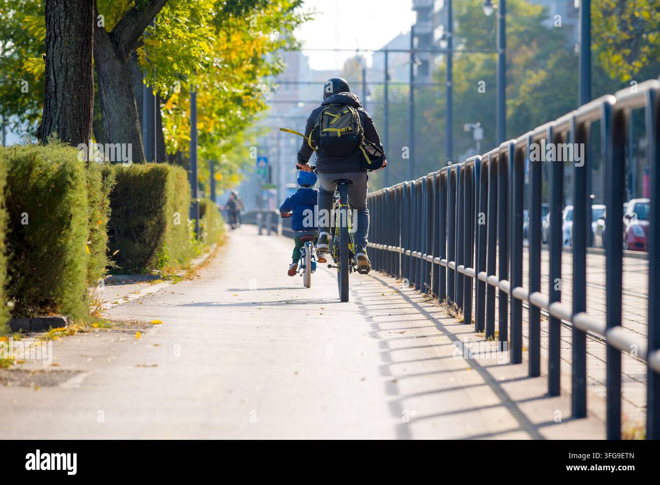 Ciclismo in famiglia in città Foto Stock