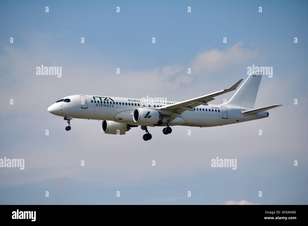Un aereo passeggeri ITA Airways Airbus A220-300 (matricola EI-HHJ) con la speciale livrea bianca "Born to be Sustainable" in avvicinamento finale Foto Stock