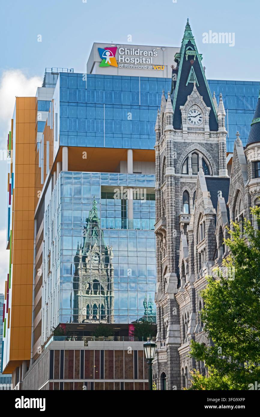 Richmond, Virginia - Antico municipio (a destra), con la sua torre riflessa nel vetro dell'Ospedale dei Bambini di Richmond. Foto Stock