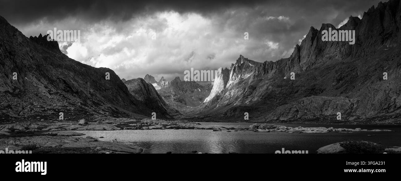 Vista sul Titcomb Basin con il Fremont Peak a destra e la catena dei Wind River, Wyoming, USA. Foto Stock