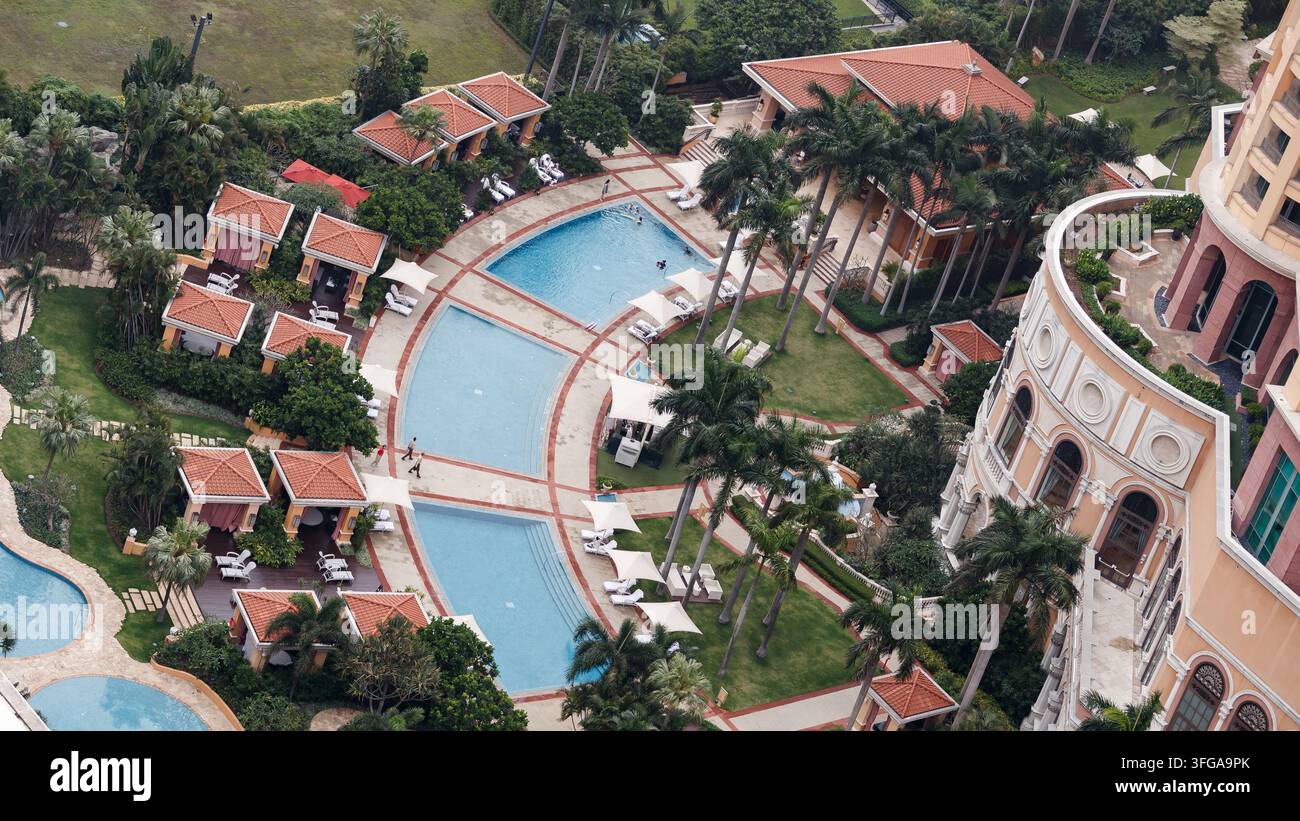 Vista elevata delle piscine all'aperto e delle cabane del Four Seasons Hotel Macao a Cotai, Macao, Cina Foto Stock