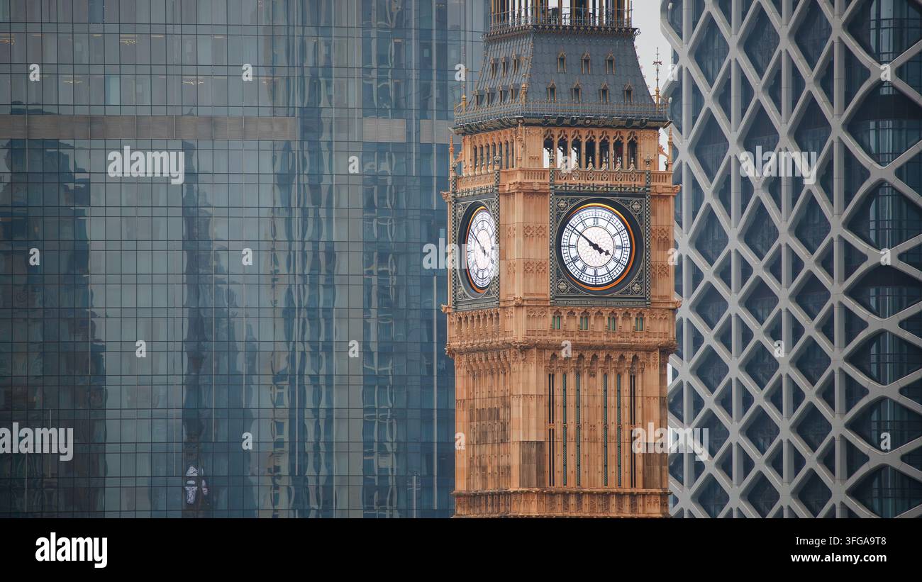 Elizabeth Tower al The Londoner Macao incorniciata dall'architettura moderna di Cotai, inclusa Morpheus alla City of Dreams, Macao, Cina Foto Stock