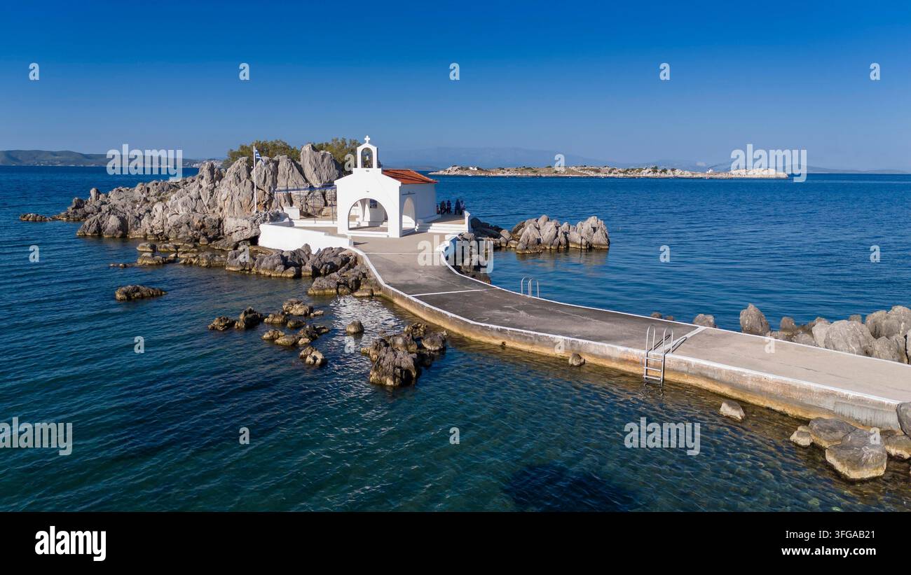 Piccola chiesa di Agios Isidoro nel mare sopra le rocce, isola di Chios, Grecia. Foto Stock