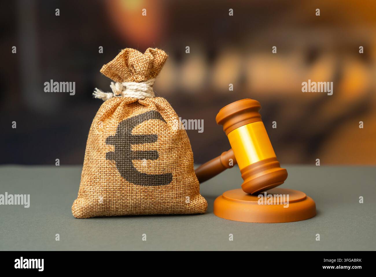 Borsone di denaro in euro e martelletto di un giudice. Un processo e un verdetto, risarcimento in un processo. Rimborsi e rimborsi fiscali. - Fotomontaggio Foto Stock